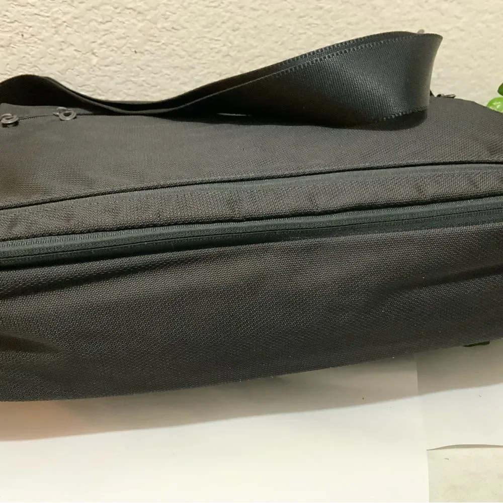 TUMI Crossbody Messenger Laptop Bag Flap 6507 D Black nylon